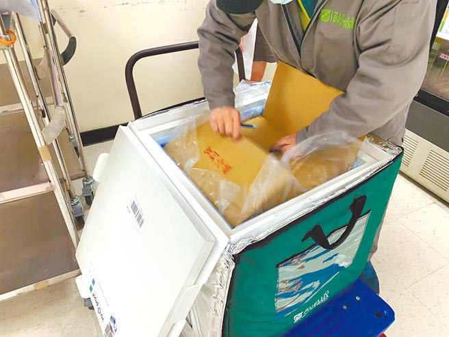 由於國際疫苗到貨、國產疫苗研發還存有變數，預估要達到群體免疫，可能要等到明年過年。圖為AZ疫苗19日早上送抵林口長庚醫院。（院方提供／賴佑維桃園傳真）