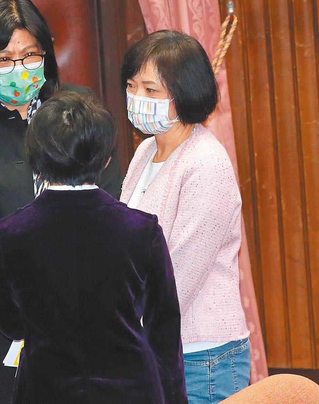 深陷租屋风波的民进党立委王定宇18日自爆，读大学时有租大房子，跟学妹、学弟分住在3个房间，且这位学妹还是现任的中部立委。被影射的绿委何欣纯大表不满。（郑任南摄）