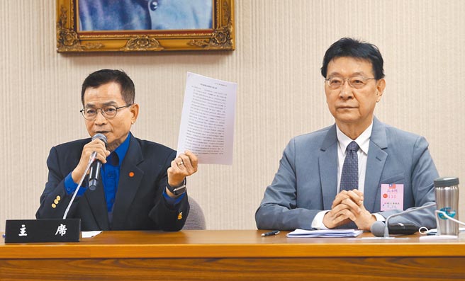 国民党主席选举广受关注，原本宣称有意角逐党魁而重回国民党的中广董事长赵少康（右），因卡在入党一年的资格不符，恐难获得参选。（赵双杰摄）