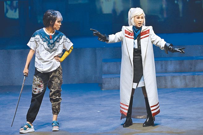 明华园总团尝试改编漫画《冥战录》为同名舞台剧。左为吴米娜，右为孙翠凤。（明华园提供）