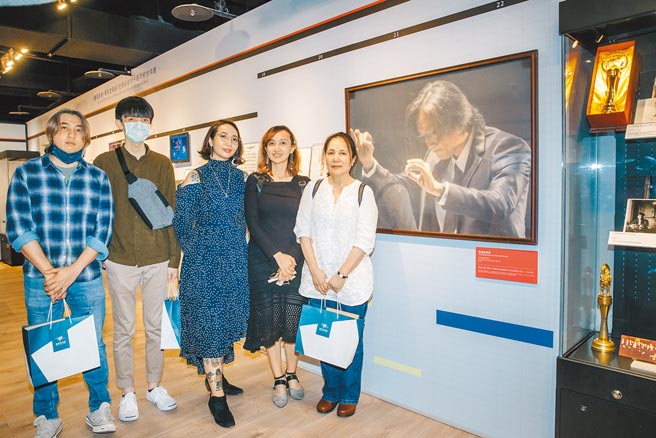國立傳統藝術中心所屬臺灣音樂館19日舉辦《聽見影像．看見史擷詠》史擷詠逝世十週年紀念特展，史擷詠遺孀曾月珍女士（右一）等家屬也一同出席。(郭吉銓攝)