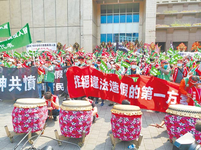 新北产业园区自救会近千名成员，19日上午到台北市政府陈情抗议，要求变更捷运出土段设计。（林郁平摄）