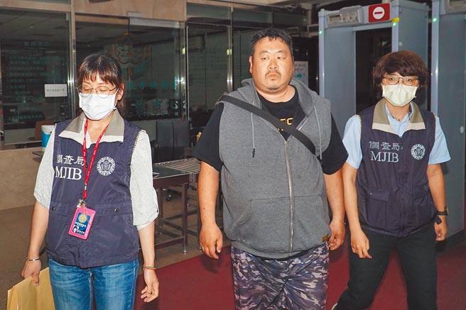 卉欣有限公司涉嫌重复使用同性质的环境清洁打扫前、后对比照片向公灯处诈领履约款的负责人谢信辉妹夫陈俊豪，被移送北检复讯。（张孝义摄）