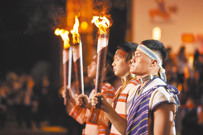 完成傳遞全台及外島一圈後，大會聖火進入開幕典禮會場，也為「110年全國原住民族運動會」正式揭開序幕。（宜蘭縣政府提供／胡健森宜蘭傳真）
