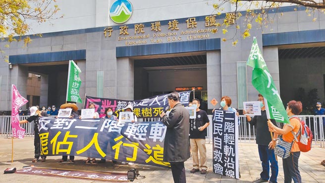 高雄「大美术馆住居优质联盟」昨天北上赴环保署抗议，质疑轻轨环差还没通过，但高雄市政府却已直接动工。（林良齐摄）