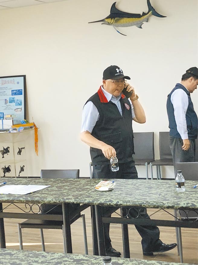 花莲区渔会改选理监事资格审查会议爆发衝突，现场混乱，警方到场搜证，总干事林俊吉在场处理并说明事件经过。（读者提供／王志伟花莲传真）