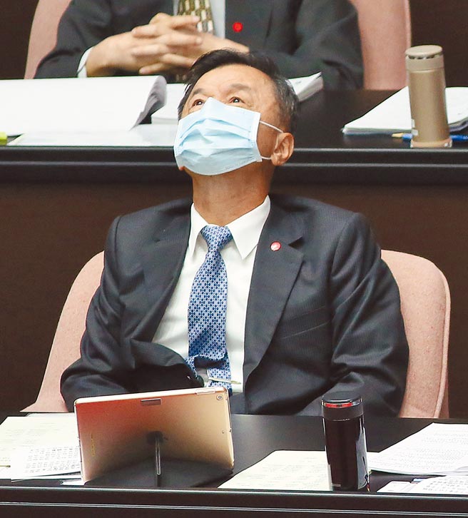 陆委会主委邱太三在立法院备询时回答媒体对前日所说「建设性模糊」表示，建设性模糊意思是在谈判中双方对敏感和争议的议题，以模糊字眼满足双方的需求和立场。（郑任南摄）