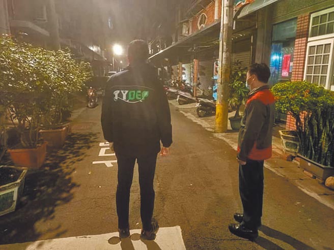 台湾西半部近期浓雾笼罩，桃园市中坜区文化里由于邻近中坜工业区，有不肖业者趁势偷排废气，里民气炸。（翻摄照片／黄婉婷桃园传真）