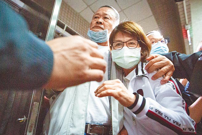 高市议长曾丽燕（右）涉嫌诈领助理费，检方怀疑她贪污至少300万元，19日凌晨以200万元谕令交保候传。（袁庭尧摄）