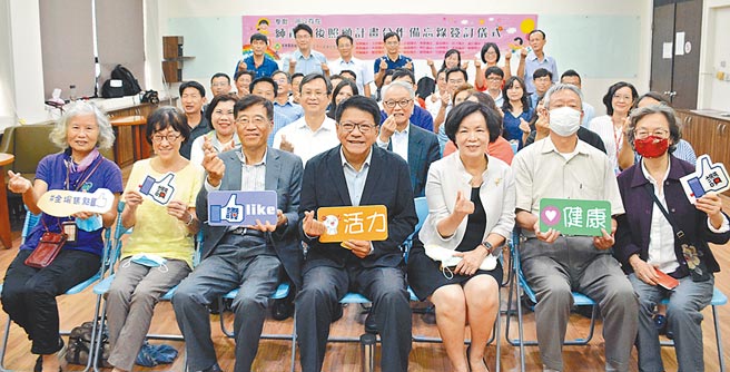 屏縣府與純青學堂簽署合作備忘錄，將原本國小課後輔導延伸至國中階段。（林和生攝）