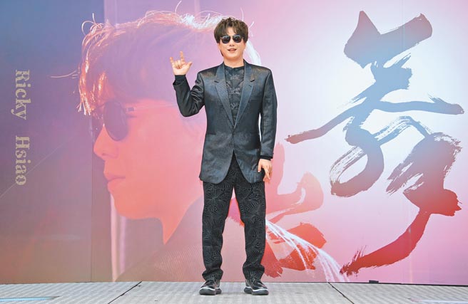 萧煌奇推出台语新专辑，昨举办快闪活动，卖力献唱。（罗永铭摄）