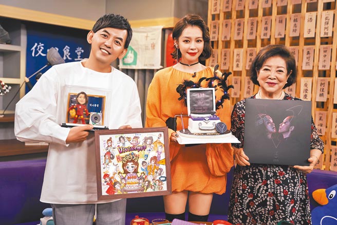 徐若瑄（中）昨欢庆生日，开心与黄子佼（左）、陈淑芳愉快谈天。（索尼音乐提供）