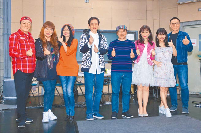 李明德（左起）、王海玲、于台烟、殷正洋、施孝荣、周子寒、陈艾湄、王瑞瑜昨为「民歌46高峰会」彩排。（吴松翰摄）