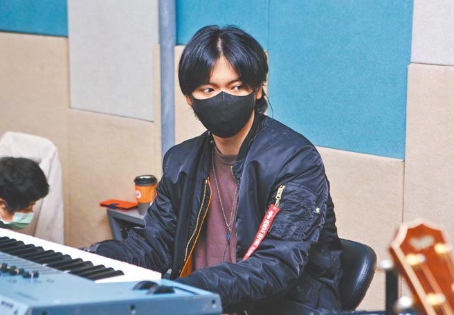 施孝荣的儿子担任演唱会键盘手。（吴松翰摄）