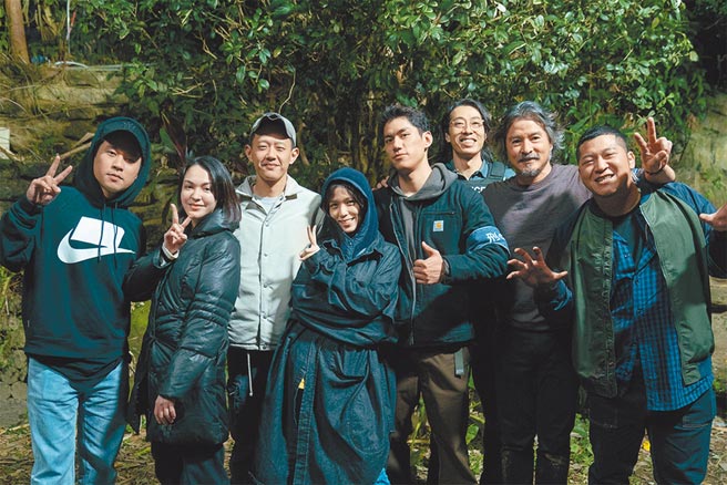 黃迪陽（左起）、張榕容、莊絢維導演、辛樂兒、朱軒洋、馬念先、李銘順、草爺在《逆局》中為警隊成員。（愛奇藝國際站提供）