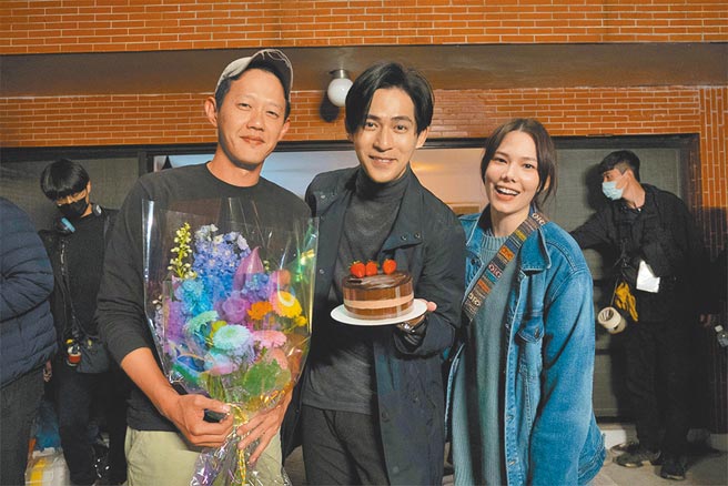 周渝民（中）《逆局》殺青，紀培慧（右）送上驚喜蛋糕，導演莊絢維代表劇組送鮮花。（愛奇藝國際站提供）