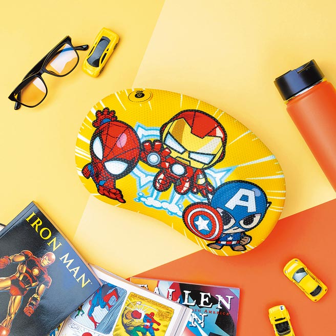 OSIM与美国队长、钢铁人、蜘蛛人3大漫威英雄合体，推出了共4款造型的暖摩枕漫威限定款，新品优惠价2980元。（OSIM提供）