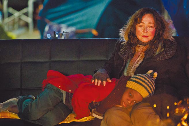 凯瑟琳芙萝沦街友，在《巴黎星空下》演绎动人忘年友谊。（采昌提供）