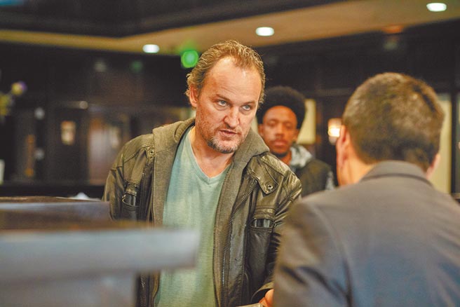 尼克罗宾森饰演的天才罪犯，对抗杰森克拉克（如图）饰演的缉毒局探员瑞克鲍登。（采昌提供）