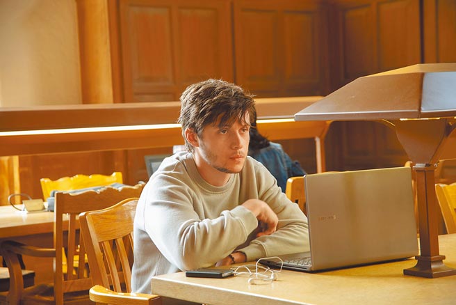 尼克罗宾森（如图）饰演的天才罪犯，对抗杰森克拉克饰演的缉毒局探员瑞克鲍登。（采昌提供）