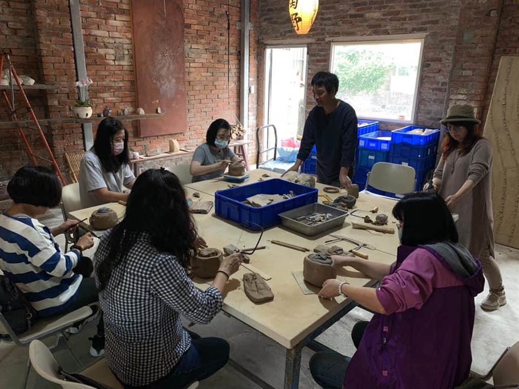 5位藝術家進駐全成古窯坊，設置夥房，共同創作陶藝作品。（夥房提供）