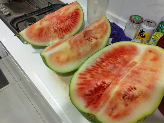 女网友买到整颗惨白的西瓜，带去退货后不满办理人员没有道歉，PO文抱怨后却反遭一面倒炮轰。(图／Costco好市多 商品经验老实说)