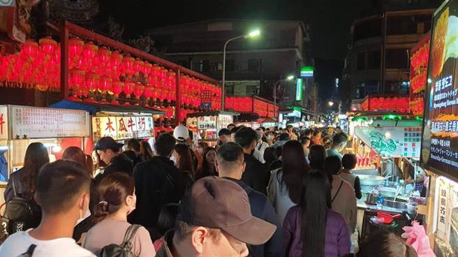周六晚間，士林夜市人潮爆滿。（圖／摘自何志偉臉書）