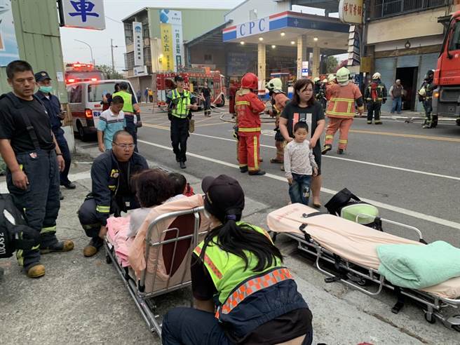 和美棟天厝民宅火警，彰化縣消防局第一大隊迅速搶進火場內，將7人全數救出。（彰化縣消防局第一大隊提供／吳敏菁彰化傳真）