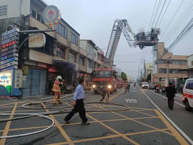 和美棟天厝民宅火警，彰化縣消防局第一大隊迅速搶進火場內，將7人全數救出。（彰化縣消防局第一大隊提供／吳敏菁彰化傳真）