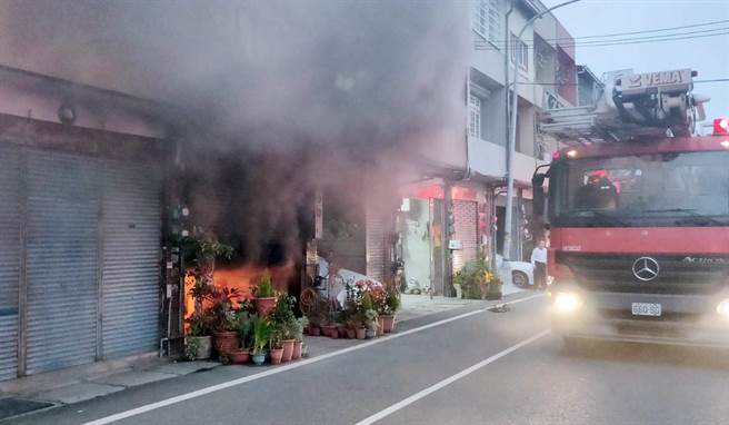 和美棟天厝民宅火警，彰化縣消防局第一大隊迅速搶進火場內，將7人全數救出。（彰化縣消防局第一大隊提供／吳敏菁彰化傳真）