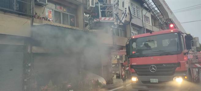 和美棟天厝民宅火警，彰化縣消防局第一大隊迅速搶進火場內，將7人全數救出。（彰化縣消防局第一大隊提供／吳敏菁彰化傳真）