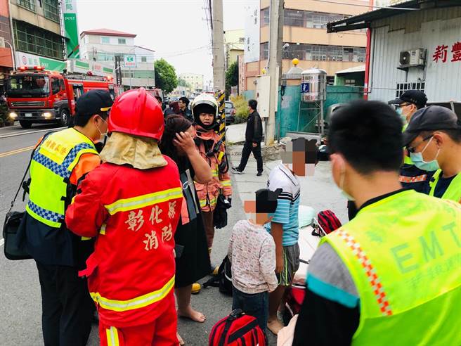 和美棟天厝民宅火警，彰化縣消防局第一大隊迅速搶進火場內，將7人全數救出。（彰化縣消防局第一大隊提供／吳敏菁彰化傳真）