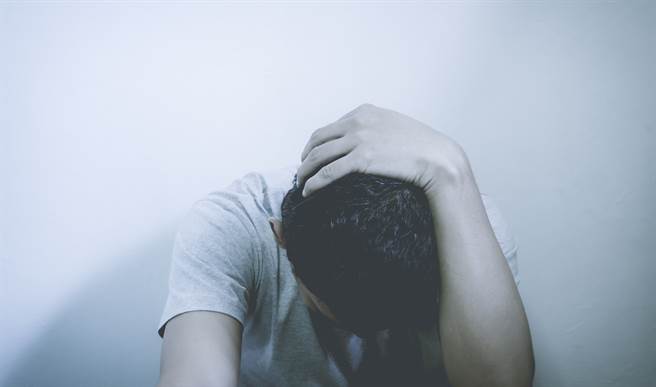 男子在4个月内传给女学生230封追求简讯，遭警专开除教职，竟长达10年失业。（示意图/Shutterstock提供）