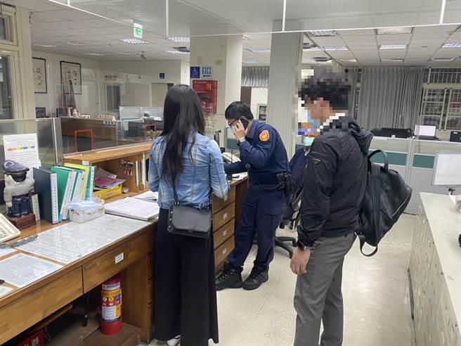 台中市警察局第三分局立德派出所警員協助半小時就為日籍遊客找回手機。（台中市第三分局提供／馮惠宜台中傳真）