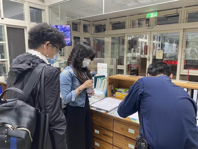 台中市警察局第三分局立德派出所警員協助半小時就為日籍遊客找回手機。（台中市第三分局提供／馮惠宜台中傳真）