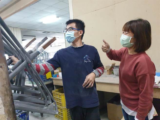 小炳现在不只是防漆达人，也接手包装和迭货工作，行有余力还会帮忙公司搬货、送货，机动性强，连老板都刮目相看。（卢金足摄）