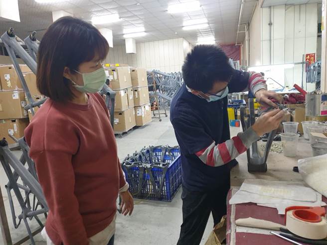 台中市劳工局辅导身障者就业，去年成功推介就业比率仍达86％，「口碑牌」奏效。（卢金足摄）