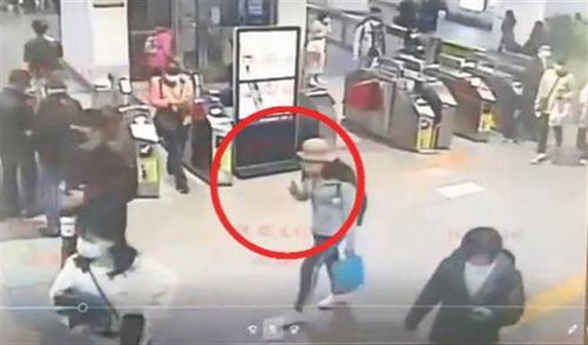 女子捷運出站離開時，遭站務人員發現逃票，站務人員上前要求驗票，她竟惱羞出手攻擊，事後還在網路上惡人先告狀。（圖／翻攝自爆料公社）