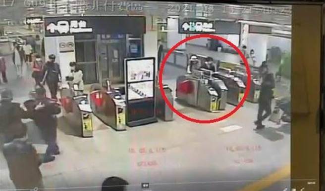 女子捷運出站離開時，遭站務人員發現逃票，站務人員上前要求驗票，她竟惱羞出手攻擊，事後還在網路上惡人先告狀。（圖／翻攝自爆料公社）