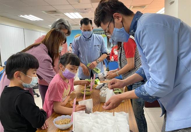 移民署金门县服务站与金门县专勤队邀请卓家老舖中医诊所卓掌晞馆长指导新住民体验「防疫薰香包」DIY。（移民署提供）