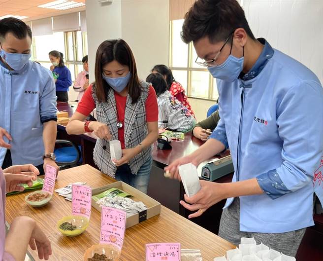 卓家老舖中医诊所在移民署举办的新住民家庭教育活动中，特地带来10多种防疫中药材让学员体验。（移民署提供）