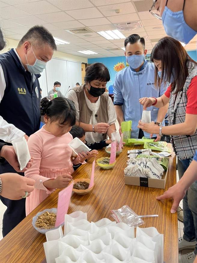 新住民朋友在「防疫薰香包」DIY，对中药材的防疫有一些体验和认识。（移民署提供）