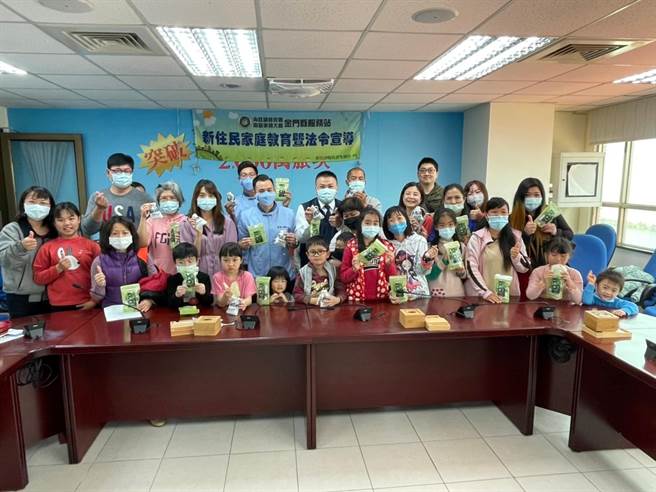 移民署在金门举办防疫薰香包」DIY，并播放多国语言的新冠肺炎加强入境检疫影片，提醒大家落实防疫生活日常。（移民署提供）