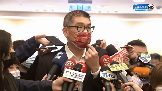 採訪中突有人喊「廢話那麼多」，連勝文疑惑並指向自己。（圖／摘自中時新聞網直播畫面）