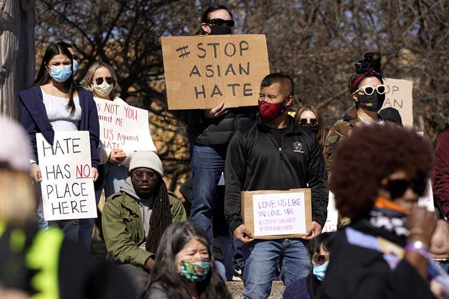 美按摩店槍擊涉歧視 民眾示威聲援亞裔。(圖/美聯社)