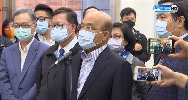 蘇貞昌(圖中)表示將在明天帶頭施打疫苗，增加國人對疫苗的信心。(圖/翻攝自中時新聞網FB)