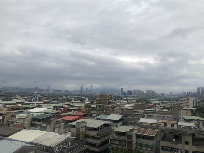 今晚冷空氣挾帶中國沙塵移入台灣，明天全台空氣品質指標為橘色提醒到紅色警示等級。(資料照)