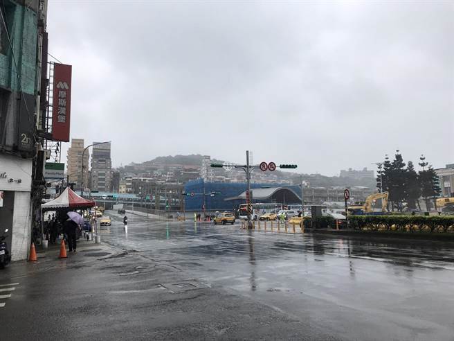 基隆市火车站前「基一信桥」拆除，因进展较原先预期顺利，提前18个小时完工。（陈彩玲摄）