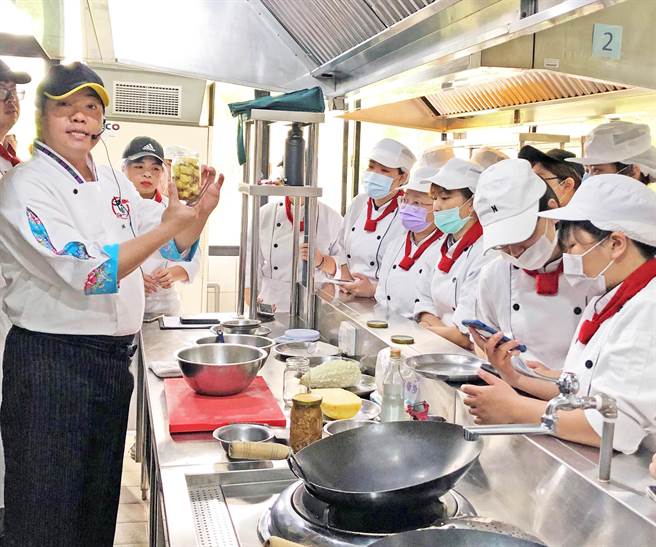 台北城市科大餐管系老師洪明照（左一）傳承「蔭鳳梨豆醬」古早味給學生。（台北城市科大提供／林志成台北傳真）