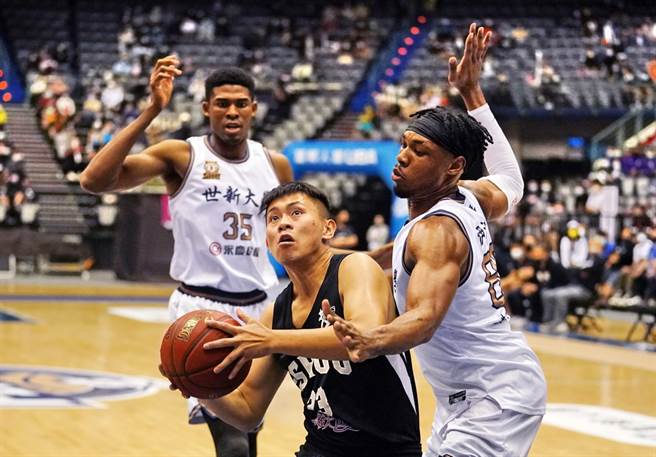 加上「半个台湾人」阿巴西，世新男篮等同拥有4名外籍生球员。(大专体总提供)